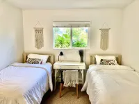 Seacliff Mid Century Cottage 3 Min to Beach: Ocean Views, Deck and Hot Tub