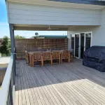 4 bedrooms, large deck, park views Hotels in Coronet Bay