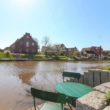Vacation home with direct water access to the Greetsiel canals for 4 people