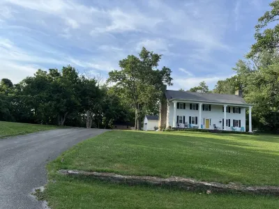 The Manor at Maysville Golf Course View Hotel dekat Lowe's Garden Center