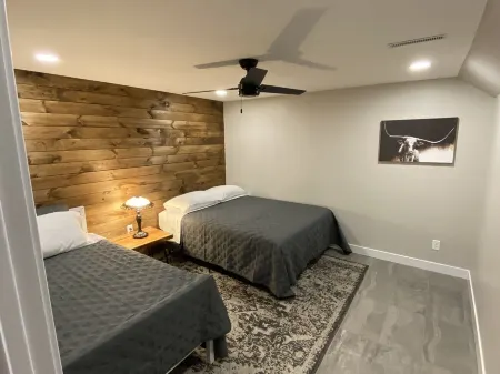 Peaceful Cabin in Cove on Williamstown Lake 7 miles from Ark Encounter