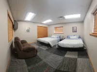Labrador Lodge! Relax and Enjoy! 4 Main + ADD-on Bedrooms and Gathering Room Hotels in Brown County
