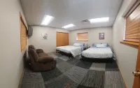 Labrador Lodge! Relax and Enjoy! 4 Main + ADD-on Bedrooms and Gathering Room