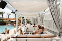 Cozy Fire Pit, Sunlit Workspace and Ample Parking - Stylish Retreat Hôtels à : North Charleston