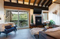 Wood-Burning Fireplace and Scenic Balcony Views - Charming Mountain Escape Hotels in Parowan