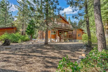 Charming Mountain Cabin with Beach Access - Cozy Tranquil Retreat