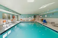 Holiday Inn Express & Suites NORTH BRUNSWICK by IHG - piscina