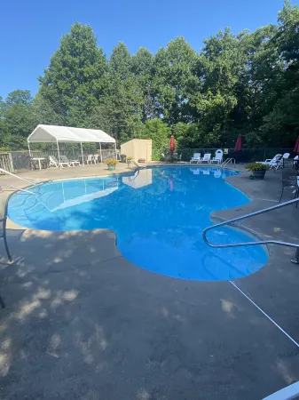 Scenic Double-Level Deck and Cozy Fireplace - Charming Mountain Retreat Отели в г. Shenandoah County