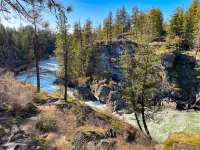 Majestic Home by the River Pool Table and Fire Pit Hotels in Post Falls