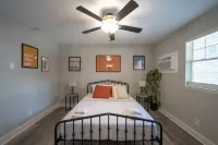 Cozy Kitchen and Smart TV - Charming Coastal Escape Hotels in Norfolk