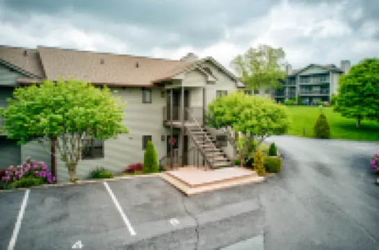 Tennis Access and Resort Amenities - Beautiful Mountain Haven