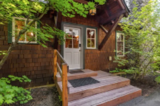 Cozy Cabin with River View and Modern Amenities - Charming Hideaway Hotels in Jefferson County