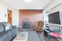 Dog-friendly oceanfront home w/ beach access, deck-minutes from town-EV Charger! Hôtels à proximité de : Bandon Historical Society Museum