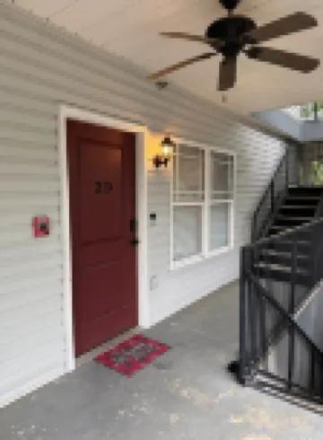 Walk to Stadium/Strip/Downtown! 2 bd/2 bath, Off-street parking!