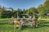 Alpine escape with  3 pools, hot tub, tennis & gym - fireplace, balcony & W/D فنادق في Warren