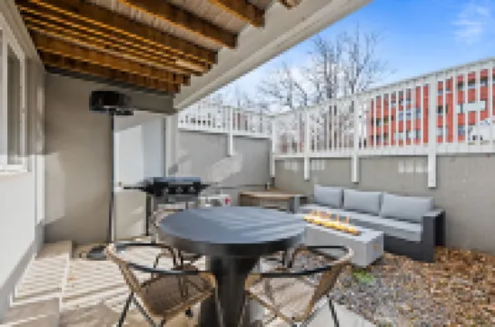 Steps from Pearl Street and Attractions - Charming Cozy Retreat