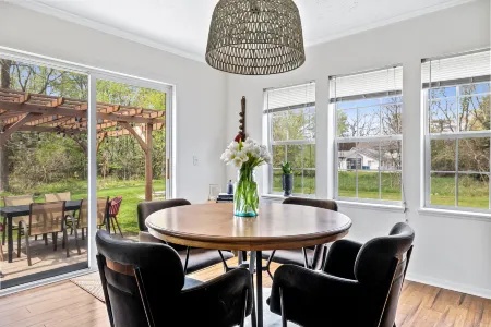 Stunning Home with Chef's Kitchen and Hot Tub - Elegant Retreat Отели в г. Дуглас