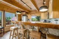 High-end ski-in/ski-out getaway with fast WiFi, large deck & more Hotels in Snoqualmie Pass