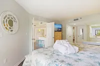 BEAUTIFULLY RENOVATED, OCEAN VIEW - VILLAMARE. PICKLEBALL-TENNIS INCLUDED.