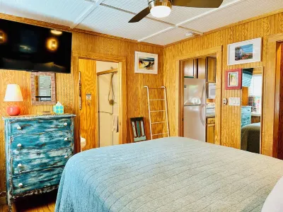 Private 1BR Apt w Kitchen, Porch, Patio on Culdesac & 3 Blocks from Beach Access 서프사이드 플라자 주변 호텔