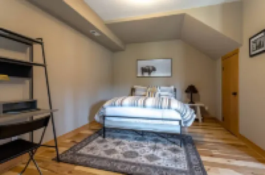 Access to Trails and Cozy Comforts - Stunning Mountain Retreat