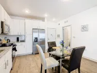 Close to Attractions and Entertainment - Charming Cozy Retreat Hotels in Orange County