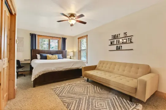 Charming Oasis with Golf Course Access and Bikes Included - Enchanting Retreat