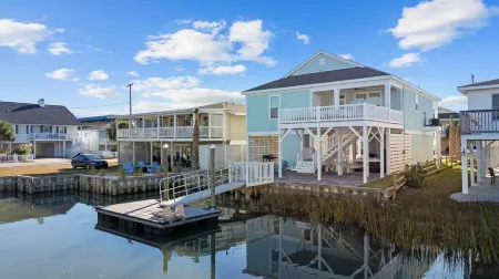 Expansive Deck and Hot Tub with Scenic Views - Stunning Coastal Haven Отели в г. Калабаш