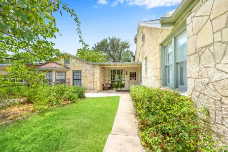 Charming Hideaway with Artisan Boutique - Inviting Vintage Escape