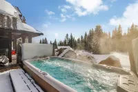 Ski in/Out Access and Luxurious Amenities - Stunning Mountain Haven