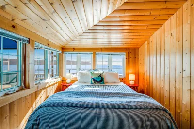Waterfront Home on Puget Sound w/ Stunning Mount Rainier View, Deck, & Bunkhouse Hotels near Heritage Park (Private)