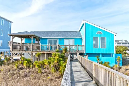 Oceanfront Retreat - Internet, Laundry, Grill, Deck Отели в г. Эмералд Айл