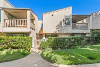 Spacious Two-Level Layout and Direct Beach Access - Stylish Coastal Haven Fletcher Cove Community Center 주변 호텔