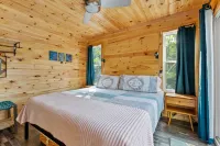 Hemlocks over Muir in Rogers KY - Hot Tub & WiFi Hotels in Wolfe County