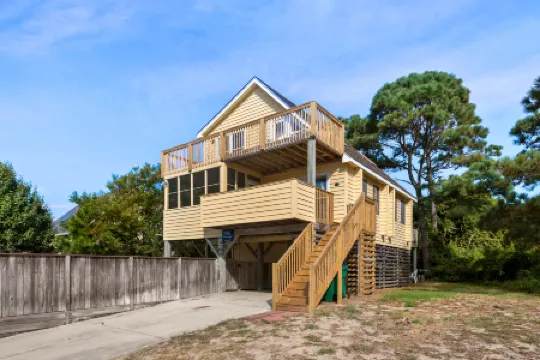 Cozy Living Space and Screened-in Porch - Inviting Coastal Retreat