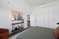 Spectacular Smith Rock Views on Property - Quiet and Modern w/ King Beds