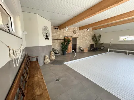 Renoviertes Ferienhaus 115 qm, mit Ganzjährig Beheiztem Innenpool 28 C und Spa Отели в г. Метлах