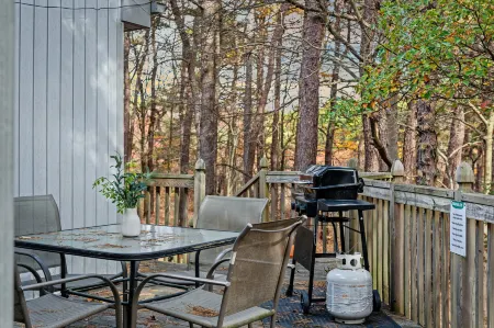 Charming Lake Escape with Dock and Firepit - Relaxing Poconos Retreat Отели в г. Танкханнок Тауншип