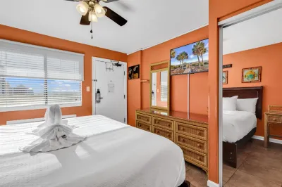 Spacious Living Area and Multiple Pools - Charming Coastal Retreat Boardwalk附近的飯店