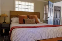 Tichigan Lake House - Pontoon Boat & Fire Pit - Dog Friendly - Newly Renovated -  Habitaciones en casas particulares