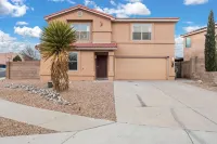 ABQ Oasis! Pool and Hot Tub OPEN ALL YEAR!, Game Room, Golf, Great for Reunions! Hotels near Speedway