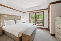 2-BR/2BATH Owner Direct 2nd Flr Face slope over Firepit Sleep 4,