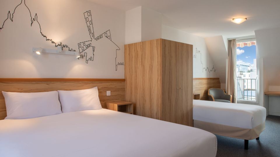Au Pacific Hotel