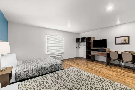 WoodSpring Suites Corona Отели рядом с достопримечательностью «Публичная библиотека Корона»