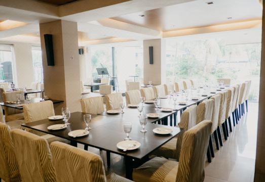 이스트 아시아 로열 호텔의 세련된 레스토랑