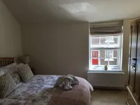 2 Bed Cottage - Sleeps 4 - Parking - Wifi