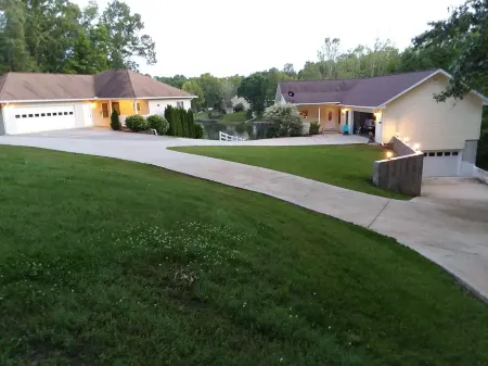 Lake and Boat Life!Lake Rental in a Dead-End Street.