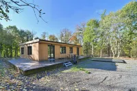 Chalet Near Durbuy with Forest & Hot Tub - parking