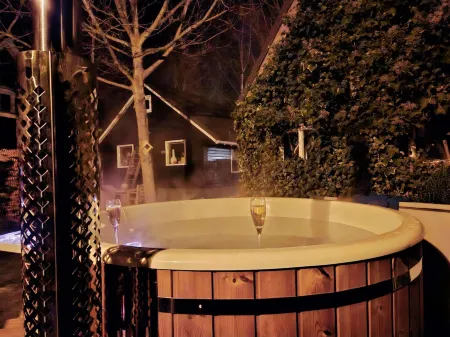 Atelier House with Hot Tub Отели в г. Вестерборк