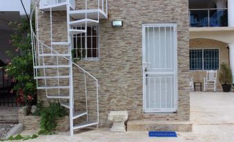 2 Guests 1Bed Studio 3Min to Beach and Main Street